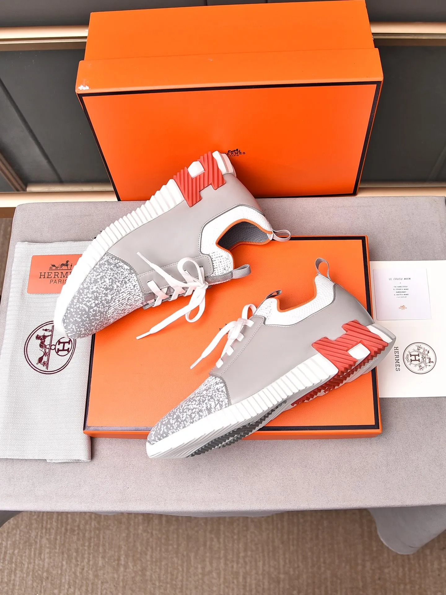 Factory price PP600 [Hermes] fe new arrival~ New Bouncing sneakers are the most comfortable shoes from Hermès, no one else⃣️. They are very light on the feet and look great. You won’t feel tired even when you go shopping and running around. 👍 Very light and comfortable, very light, suitable for both sports and leisure, and feel great when you step on them! It’s up to you to choose, there’s always what you want~ ✔️Fabric: Imported first-layer cowhide + high-elastic fly weave ✔️Inner lining: Imported water-dyed cow lining ✔️Outsole: Seamless combination of IP+TPU (multi-color letters) German technology irradiation machine ✔️Code number: Male 38-44 (45 customized)